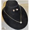 Image 1 : ESTATE SOLITAIRE NECKLACE & EARRINGS