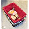 Image 1 : 2 DÉCOR BASKETS WITH ASSORTED TRINKETS