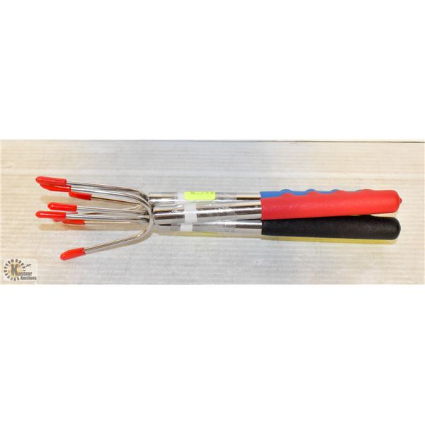 4 PACK EXTENDABLE WEINER FORKS *COLOURS MAY VARY*