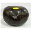 Image 1 : VINTAGE LEATHER EXERCISE MEDICINE BALL