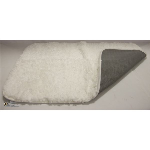 NEW WHITE BATHROOM PLUSH BATH MAT WITH NON SLIP