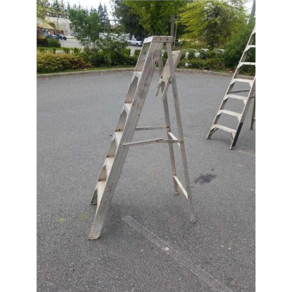 6 FOOT ALUMINUM A FRAME LADDER