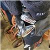 Image 3 : 2 GOLF BAGS WITH CART AND CLUBS:DUNLOP GOLF BAG MATCHING CLUBS, LEATHER GOLF BAG OF TOUR SELECT CLUB