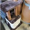 Image 4 : CAT TREE, LITTER BOX AND CAT TOYS