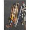 Image 3 : BUNDLE OF TOOL HANDLES, SLEDGEHAMMER, AXE AND LEVELS