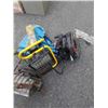 Image 5 : CIRCULAR SAW, BOXER RATCHETING SOCKET WRENCH, 2 SHOP LIGHTS AND 3 DUST PANS