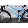 Image 2 : WHITE AND BLUE REEBOK BIKE