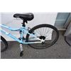 Image 3 : WHITE AND BLUE REEBOK BIKE