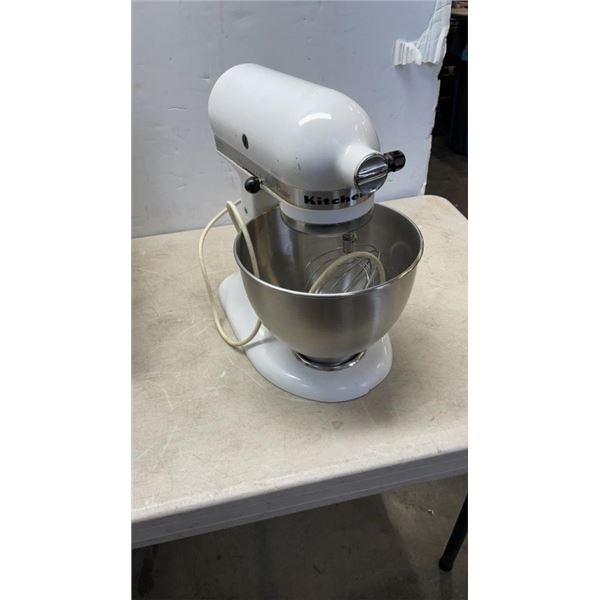 WHITE KITCHENAID CLASSIC MIXER WORKING WITH SPATULA BEATER AND WHISK