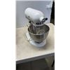 Image 1 : WHITE KITCHENAID CLASSIC MIXER WORKING WITH SPATULA BEATER AND WHISK
