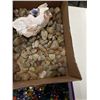 Image 5 : 2 TRAYS OF STONES AND MARBLES