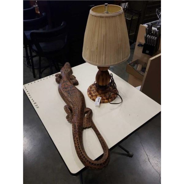 WOOD CARVED TABLE LAMP AND LIZARD