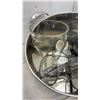 Image 4 : TOASTER, COFFEE MAKER, 2 POTS AND GLASSWARE