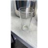 Image 6 : TOASTER, COFFEE MAKER, 2 POTS AND GLASSWARE