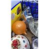 Image 7 : 2 BOXES OF HOME DECOR