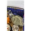 Image 8 : 2 BOXES OF HOME DECOR