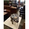 Image 1 : CAT STAND AND SMOKERS STAND