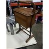 Image 6 : CAT STAND AND SMOKERS STAND
