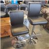 Image 1 : 2 CHROME AND BLACK BAR STOOLS ONE DOESN'T STAY UP