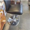 Image 4 : 2 CHROME AND BLACK BAR STOOLS ONE DOESN'T STAY UP