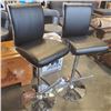 Image 5 : 2 CHROME AND BLACK BAR STOOLS ONE DOESN'T STAY UP