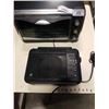 Image 2 : BLACK AND DECKER TOASTER OVEN AND VINTAGE RADIO