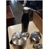 Image 7 : ELECTRIC COOKER, STEAMER, PAN, CREAM AND SUGARS, CUPS AND WATER BOTTLE