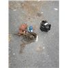 Image 1 : BENCH VICE, CHAIN HOIST, BOTTLE JACK AND ELECTRIC PUMP