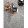 Image 2 : BENCH VICE, CHAIN HOIST, BOTTLE JACK AND ELECTRIC PUMP