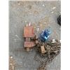 Image 3 : BENCH VICE, CHAIN HOIST, BOTTLE JACK AND ELECTRIC PUMP