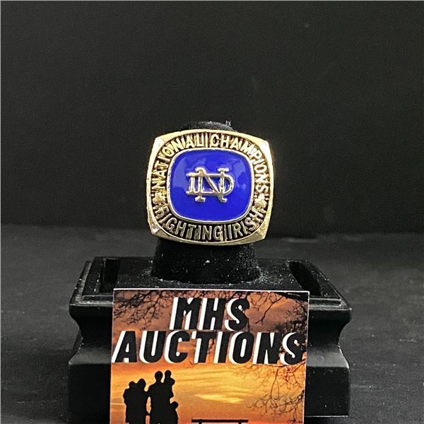 NOTRE DAME FIGHTING IRISH NATIONAL CHAMPIONS 1930 "ROCKNE" CHAMPIONSHIP REPLICA RING (ref1019)