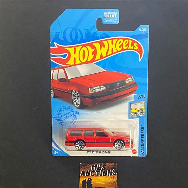 HOT WHEELS VOLVO 850 ESTATE 1/64TH SCALE (ref1096)