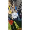Image 7 : SHAKESPEARE FLY FISHING ROD. LOT OF SHOVELS AND SNOW SHOVELS / PRY BAR / CROW BARS / 23 PHILIPS T12 