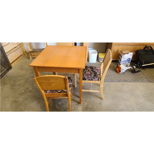 QUIANT KITCHEN TABLE AND THREE CHAIRS