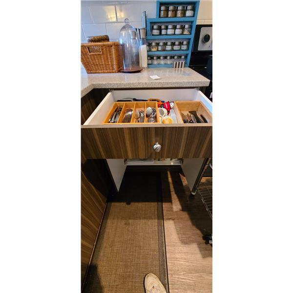 Cutlery,spices, baskets cat B