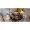 Image 10 : Glassware, bowls, and more cat B