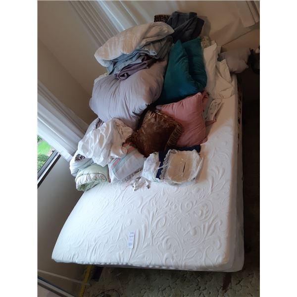 Queen Size Mattress Topper & Bedding cat B