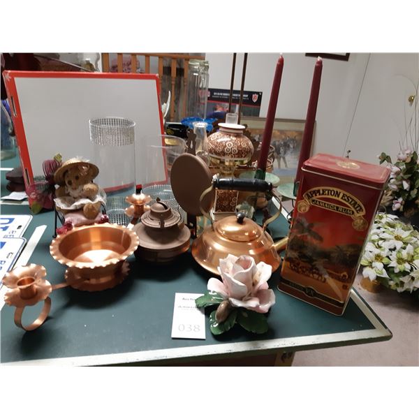 Assortment of Decorative items Cat B