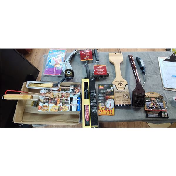 BBQERS LOT: BRUSHERS, DIGITAL THERMOMETER, BEER CAN ROTISSAIRE