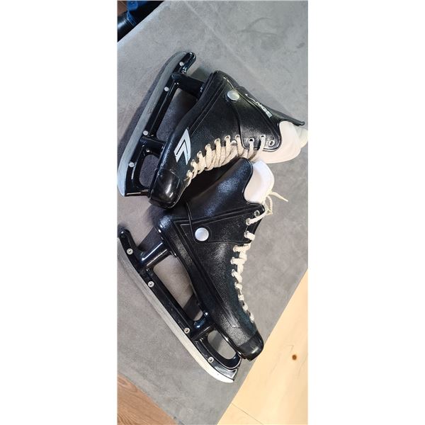 HOCKEY SKATES SIZE 10 LANGE