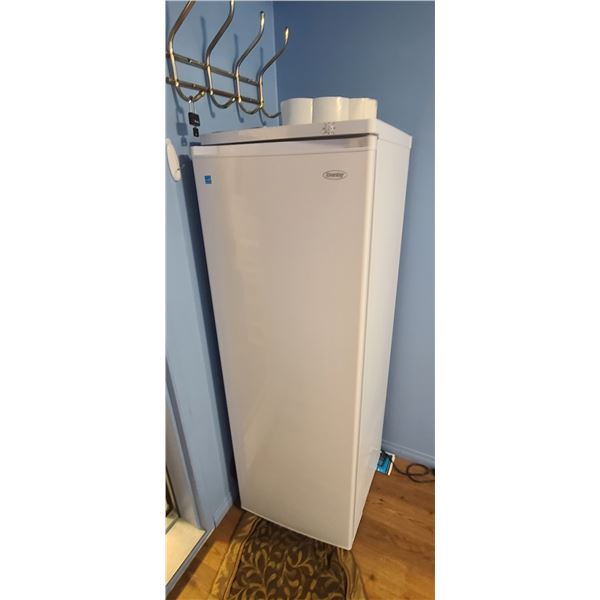 DANDBY UPRIGHT FREEZER 21" X 64' X 22 "