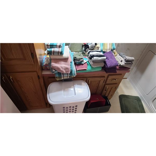 MISC BATHROO ITEMS INCL: TOILET HUTCH, REVLON MAKEUP MIRROR, LAUNDRY HAMPER, MAT, TOWELS