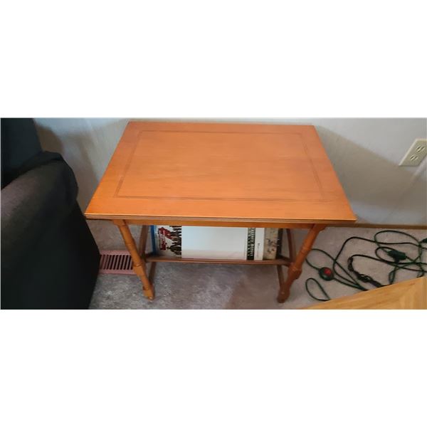 END TABLE AND MAGAZINE/NEWSPAPER RACK