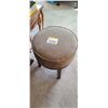 Image 1 : TAUPE HASSOCK