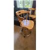 Image 2 : 2- SOLID OAK SWIVEL BAR STOOLS