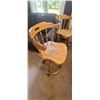 Image 3 : 2- SOLID OAK SWIVEL BAR STOOLS
