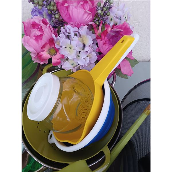 THREE FLATS OF ASSORTED DISHES & MISC ITEMS. PLEASE SEE IMAGES FOR MORE INFO.