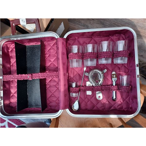 VINTAGE COCKTAIL SET IN CASE