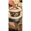 Image 3 : MINI CROCKPOT, AUTOMATIC CAN AND JAR OENER, AND GRAVYMATE CROCKPOT