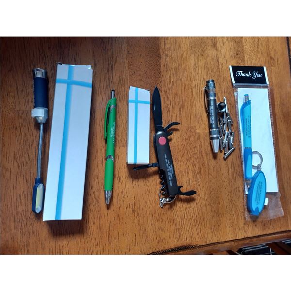 TWO SCREWDRIVERS, THREE FLEXIBLE KNIVES, TEN POCKETKNIVES, FIVE PENS, AND FOUR KEYCHAIN LED LIGHT